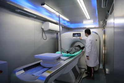 移動(dòng)CT車(chē)駛?cè)胛錆h科技大學(xué)醫(yī)院，科技助力復(fù)工復(fù)產(chǎn)體檢提速